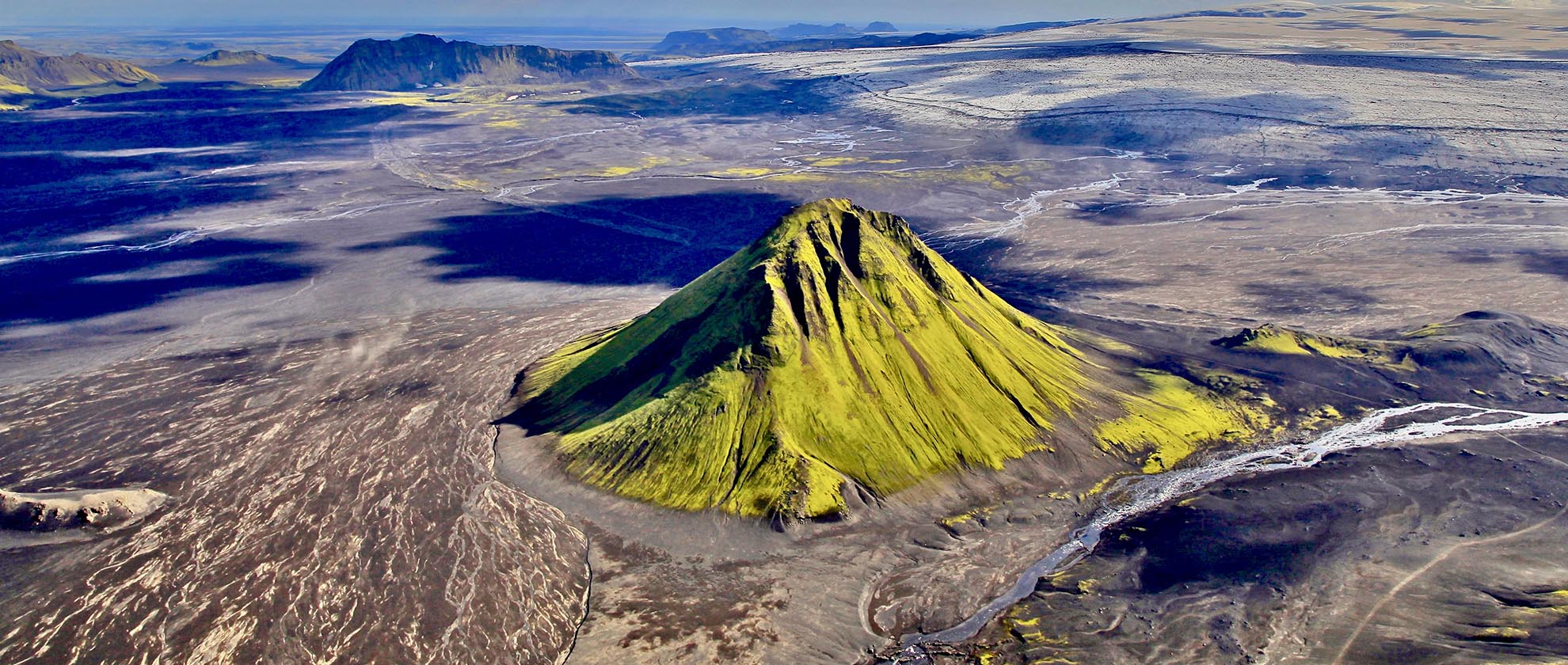 Discover Mount Maelifell, Iceland’s stunning green volcano on the edge of the Highlands. Learn how to drive there safely with Höldur Car Rental and what to expect along the way.