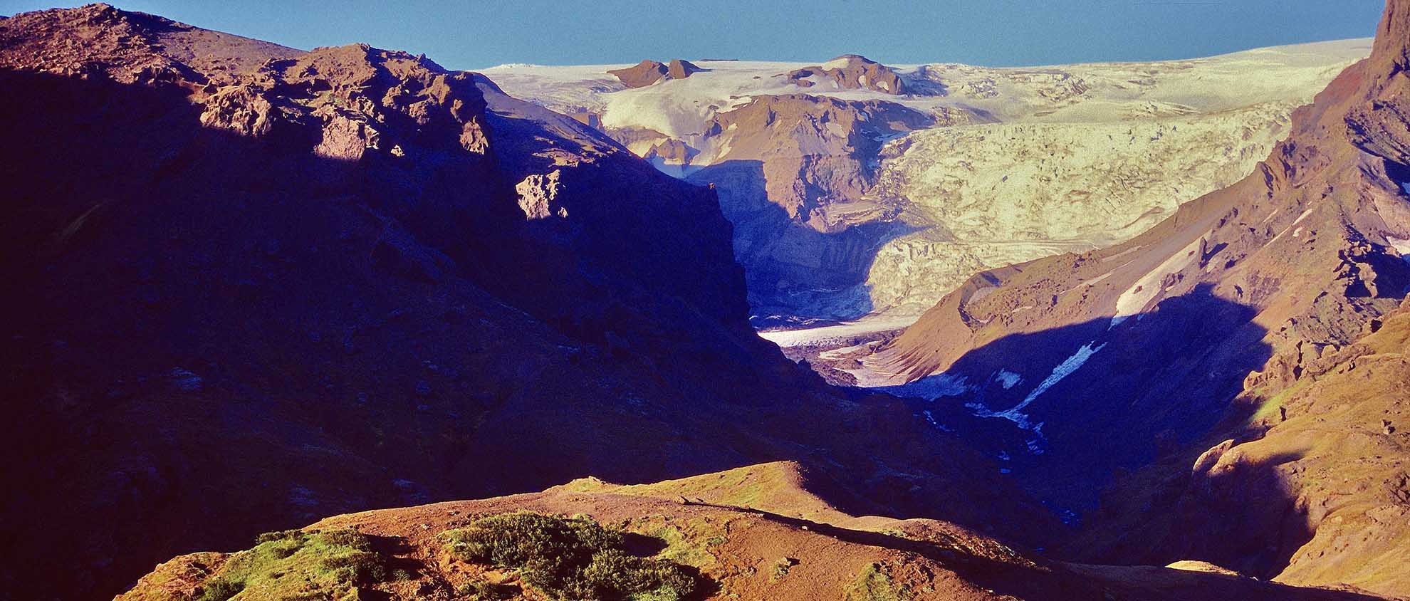 Hidden deep in Iceland’s highlands lies a place of almost mythical beauty — Þórsmörk (Thórsmörk), or “Thor’s Valley.” Tucked between the glaciers Eyjafjallajökull, Mýrdalsjökull, and Tindfjallajökull, this remote nature reserve is a patchwork of birch forests, braided rivers, deep canyons, and panoramic ridgelines.