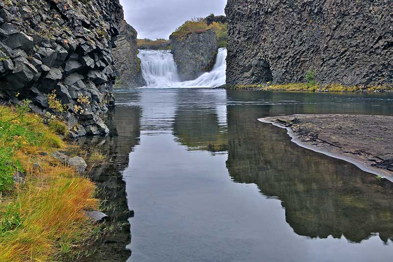 Plan a visit to Hjálparfoss with Holdur Car Rental